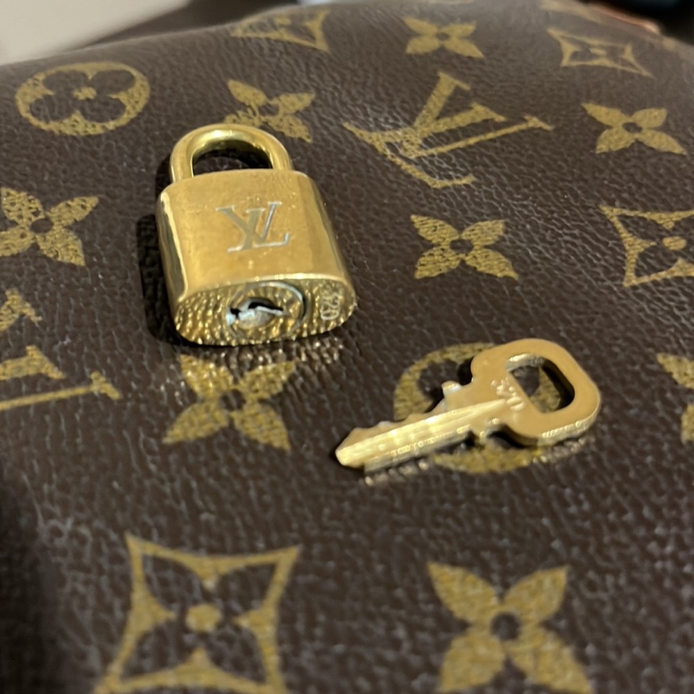 Authentic LV Lock & Key #320 🔐 - Picture 2 of 4